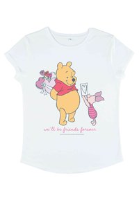 Weißes T-Shirt mit kurzen Ärmeln, das eine Illustration eines Bären und eines Ferkels zeigt, die Geschenke halten, mit pinkem Text "Wir werden für immer Freunde sein."