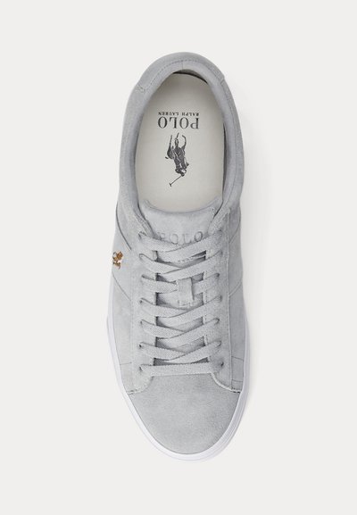 Svetlosivá semišová teniska so šnúrkami, malé hnedé logo Polo na boku a značka Polo Ralph Lauren na stielke.