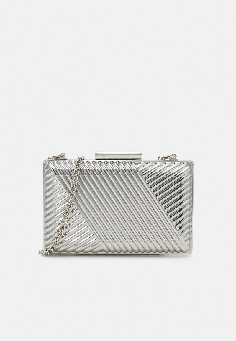Pochette métallique argentée rectangulaire avec une texture nervurée diagonale et une chaîne argentée sur un fond uni.