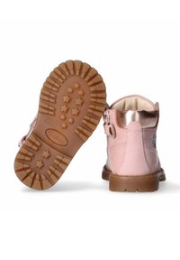Stivaletti rosa con accenti metallici lucidi, pelle texturizzata e suola in gomma con motivi a stella. Chiusura con una fascia laterale.