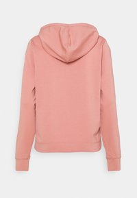 Jasnoróżowa bluza z kapturem, kieszenią kangurką, sznurkiem w kapturze i ściągaczami na rękawach. Gładka tekstura, prosty design, bez widocznych wzorów i ozdób.