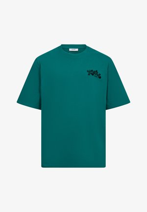 Kortærmet T-shirt i teal med rund halsudskæring og lille sort tekstdesign "Sof a Soul" på øverste venstre bryst.