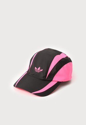 Must mit struktuurse disainiga must ja roosa kübar, millel on julge roosa triip, logo ees ja kõver sirm.