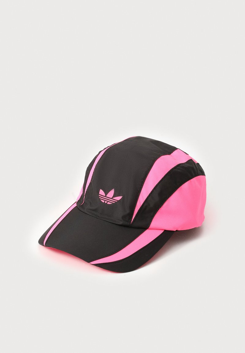 Cască neagră și roz cu un design structurat, având o bandă roz îndrăzneață, un logo pe față și un vizor curbat.