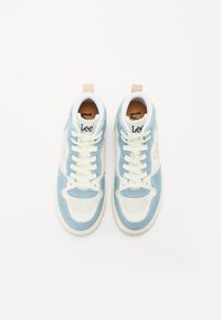 Sapatilhas de cano alto em azul claro e creme, com material de camurça, biqueira perfurada, atacadores brancos e uma palmilha castanha com a marca 'Lee'.