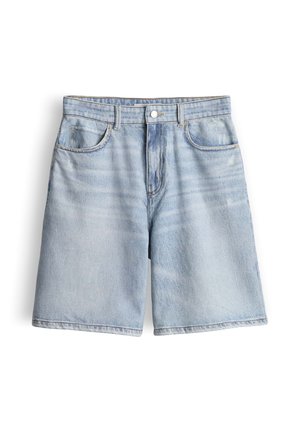 Lichtblauwe denimshorts met voorzakken, riemlussen en een knoopsluiting, weergegeven tegen een witte achtergrond.