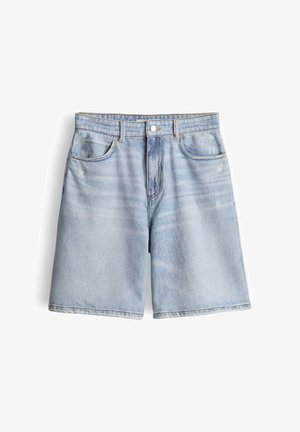 Lichtblauwe denimshorts met voorzakken, riemlussen en een knoopsluiting, weergegeven tegen een witte achtergrond.