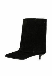 Czarne zamszowe botki za kostkę z tapered kwadratowym noskiem, niskim obcasem typu kitten heel i eleganckim stylem. Posiadają mały detal z logo w okolicach góry.