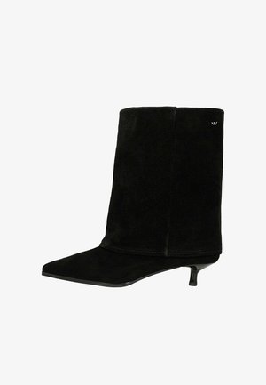 Czarne zamszowe botki za kostkę z tapered kwadratowym noskiem, niskim obcasem typu kitten heel i eleganckim stylem. Posiadają mały detal z logo w okolicach góry.