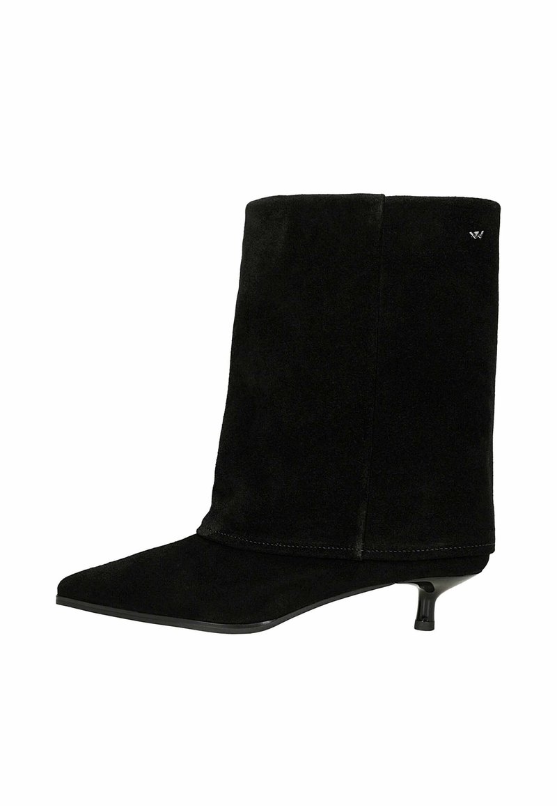 Czarne zamszowe botki za kostkę z tapered kwadratowym noskiem, niskim obcasem typu kitten heel i eleganckim stylem. Posiadają mały detal z logo w okolicach góry.
