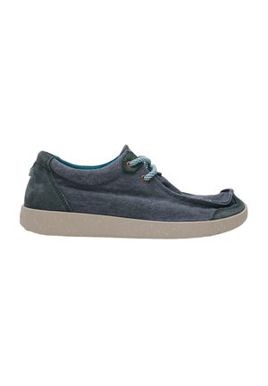 Zapatilla casual de perfil bajo en tejido gris oscuro con cordones verde menta y suela jaspeada beige claro, vista desde el lado exterior.