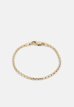 Bracelet en métal doré avec un design en chaîne, caractérisé par des maillons rectangulaires et une fermeture à clip, texture lisse et finition polie.