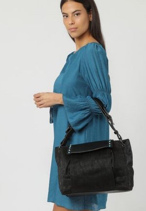 Bolso negro con un acabado texturizado, que cuenta con un cierre de solapa, acentos metálicos decorativos y una correa de hombro resistente.