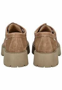 Scarpe in suede marrone con design arrotondato e suole in gomma beige spesse. Dettagli di cucitura notevoli e linguette posteriori per una facile calzata.