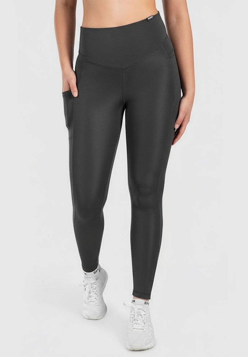 High-waisted black leggings with side pockets, made of stretchy fabric. Features a smooth texture and a form-fitting design.