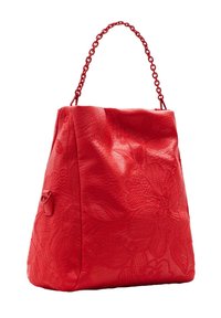 Rote Lederhandtasche mit einem geprägten floralen Muster, dreieckiger Form und einer Ketten-Schulterriemen. Strukturierte Oberfläche für zusätzliche Details.