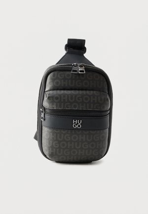 Compact zwart crossbodytasje met dubbele ritsvakken, geperst "HUGO"-patroon en zilveren "HUGO"-logo op het voorvak.