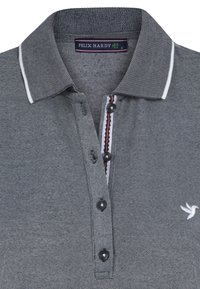 Grijze polo slim fit met een gewatteerde stof, voorzien van een drieknopssluiting, contrasterende witte kraag en subtiele gestreepte details bij de hals.