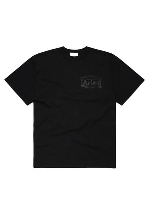 Camiseta de algodón negra con cuello redondo, mangas cortas y una textura elevada en el pecho izquierdo que presenta la palabra "Aries".