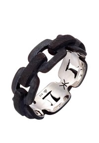 Svart och silverring med sammanlänkade länkar med matt yta; silverinredning stämplad med "925" som indikerar sterlingsilver.