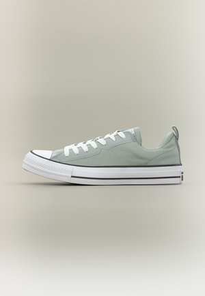 Jasnoszary niski sneaker z białą gumową podeszwą, białymi sznurowadłami i czarnym paskiem nad podeszwą, pokazany z profilu bocznego.