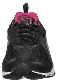 Mustat urheilujalkineet, joissa on verkkovuori, vaaleanpunaiset yksityiskohdat kielekkeessä ja pohjassa, varustettu tasaisilla nauhoilla ja teksturoidulla pidempohjalla.