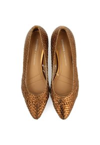 Escarpins hauts en cuir verni tressé marron avec un design à bout pointu et une doublure intérieure lisse. Présente un logo de marque en relief à l'intérieur.