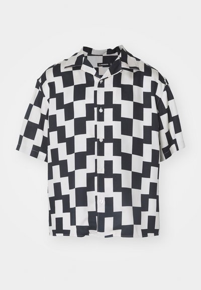 Krótki rękaw koszuli w geometryczny czarno-biały wzór, wykonanej z gładkiego materiału, z kołnierzem typu camp i zapięciem na guziki.