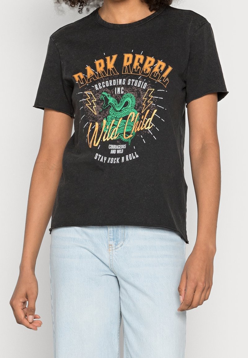 T-shirt en coton noir à manches courtes, avec un design graphique coloré d'un serpent vert et du texte, texture usée, coupe décontractée.