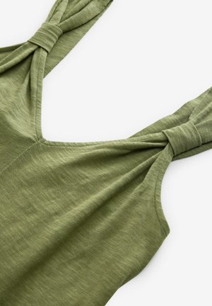 Haut sans manches vert olive avec des bretelles nouées, col en V, fabriqué en tissu doux et texturé. Présente un drapé subtil et des bords lisses.