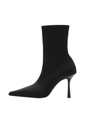 Stivale alla caviglia nero con punta affusolata, parte superiore in tessuto elasticizzato e un elegante tacco a spillo alto. Texture liscia con un design minimalista.