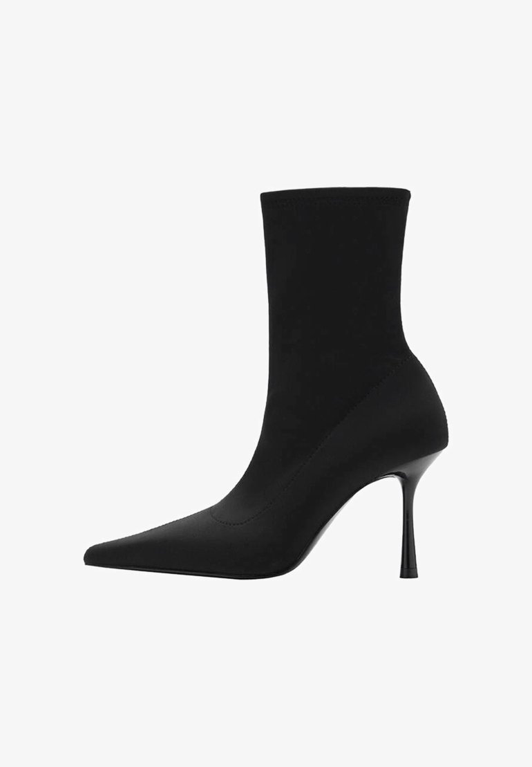 Schwarze Stiefelette mit spitzem Zehenbereich, elastischem Obermaterial und schlankem, hohen Stiletto-Absatz. Glatte Textur mit minimalistischen Design.