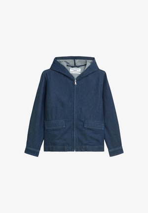 Dżinsowa kurtka w ciemnym niebieskim kolorze z kapturem, przednim zamkiem błyskawicznym i dwoma naszytymi kieszeniami. Posiada gładką podszewkę oraz kontrastowe przeszycia.