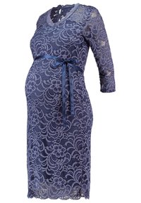 Spets gravidklänning i djupblått med en figurnära silhuett, trekvartslånga ärmar, en scalloped halsringning och ett satinbälte.