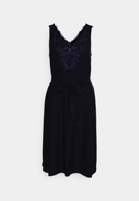 Vestido preto sem mangas com decote em V bordado, com rendas e um cinto laço na cintura. Tecido suave com uma saia fluida.