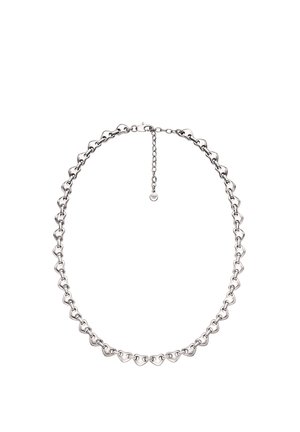 Collar de tono plateado con eslabones en forma de corazón, textura lisa, longitud ajustable con cierre y cadena de extensión.