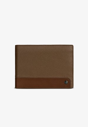 Braune genarbte Lederbrieftasche mit glattem Lederstreifen und kleinem rundem Metall-Emblem unten rechts.