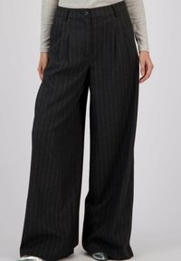 Twee brede broeken in donkergrijs stof met dunne verticale strepen. Voorzien van een knoopsluiting aan de voorkant en scherpe plooien voor een gestructureerd ontwerp.