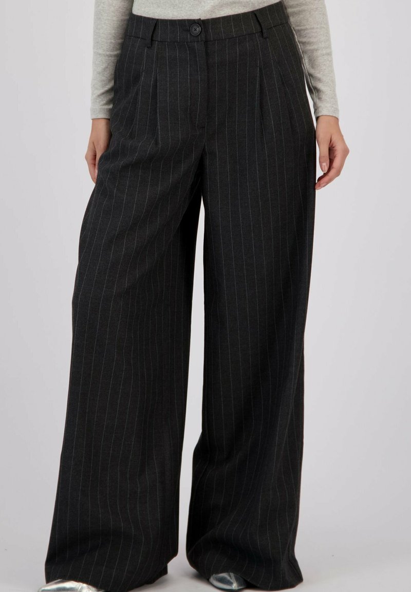 Twee brede broeken in donkergrijs stof met dunne verticale strepen. Voorzien van een knoopsluiting aan de voorkant en scherpe plooien voor een gestructureerd ontwerp.
