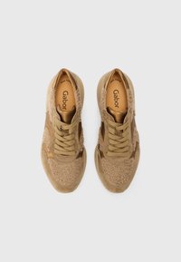 Braune Sneakers aus einer Kombination von strukturiertem Stoff und glatten Akzenten, mit runder Zehe, Schnürdesign und gepolsterter Innensohle.