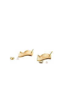 Pendientes en tono dorado con un diseño texturizado y ondulado. Incluye dos cierres de metal y dos respaldos de goma blanca. Ligero y con un aspecto elegante.