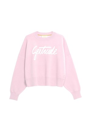 Pull oversize rose clair avec texte blanc en cursive "Gertrude" sur le devant et poignets et ourlet côtelés.