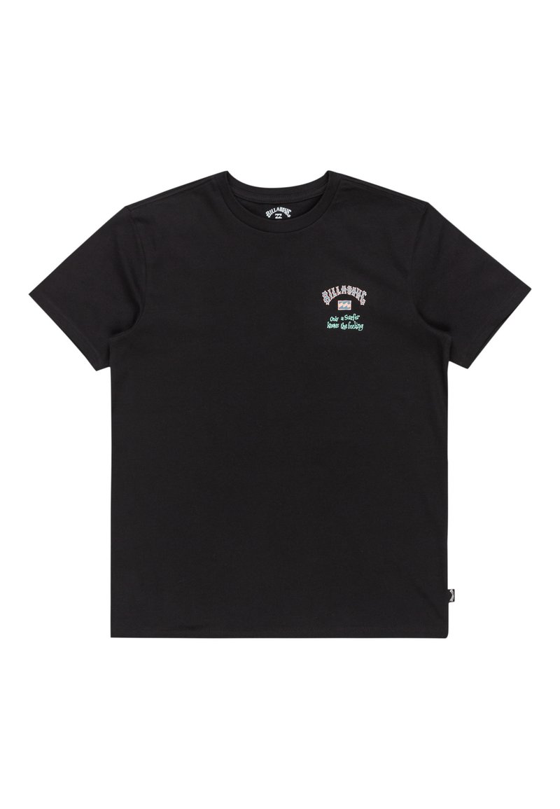 Sort kortærmet t-shirt lavet af bomuld. Har et logo med tekst i hvidt og grønt på venstre bryst. Klassisk rund halsudskæring design.