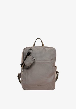 Sac à dos carré taupe avec une poche avant zippée, une petite pochette attachée, une poignée supérieure et des bretelles réglables.