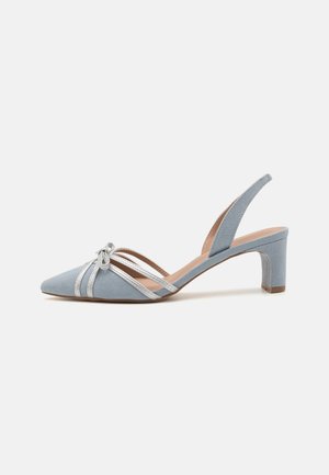 Lichtblauwe suède slingback-schoenen met spitse neus, zilveren accenten en banden, met een lage blokhak en decoratieve strikdetails.