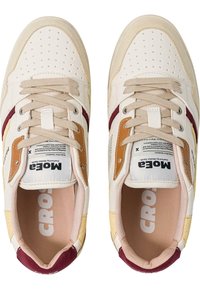 Witte sneakers met geperforeerde details, voorzien van beige veters, een bordeauxrode en oranje streep, en een gestructureerde zool. Inclusief branding op de tongen.