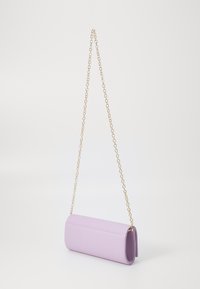 Μωβ δερμάτινη τσάντα - clutch με λεία υφή, ορθογώνιο σχήμα και χρυσή αλυσίδα. Διαθέτει ελάχιστες λεπτομέρειες ραψίματος.