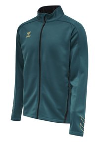 Sportowa kurtka na pełny zamek w kolorze morskim z wysokim kołnierzem, czarnym zamkiem błyskawicznym, zamykanymi kieszeniami bocznymi oraz złotym logo hummel i akcentami wzoru chevron na rękawach.