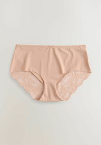 Perzikkleurige vrouwenondergoed met een gladde voorkant en gedetailleerde kantaccenten op de achterkant, met geschulpte randen.