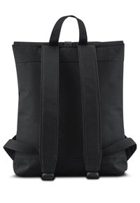 Fekete hátizsák tartós anyagból, két párnázott vállpánttal és egyszerű, szilárd dizájnnal, felül zippzárral.